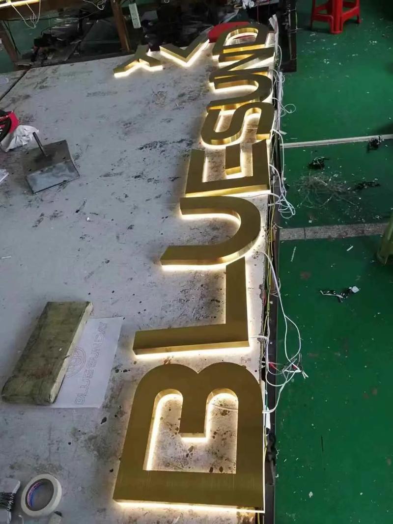 不锈钢金属背发光 现代标识设计的质感革命